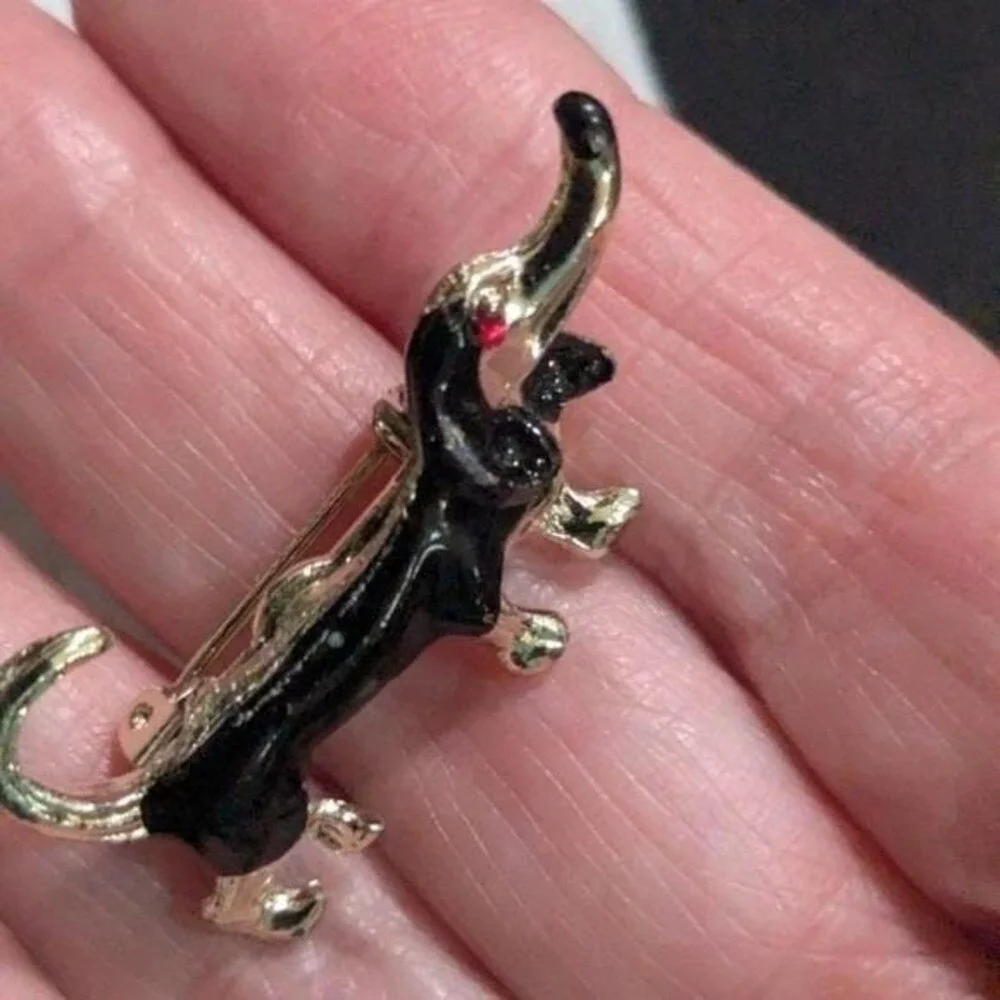 Vintage Black Enamel‎ Dachshund Dog Brooch Gold Tone Red Eye Wiener Dog Pin